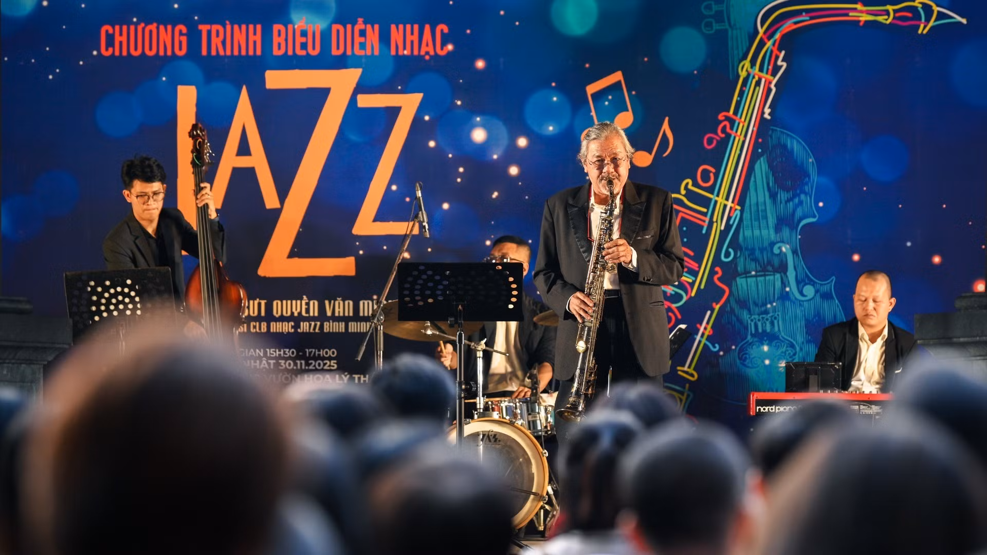 Le premier programme voit la participation du saxophoniste Quyên Van Minh, venu du Club de Jazz Binh Minh, ainsi que de chanteurs, de professeurs et d'étudiants issus des établissements de formation artistique professionnelle. Photo : NDEL