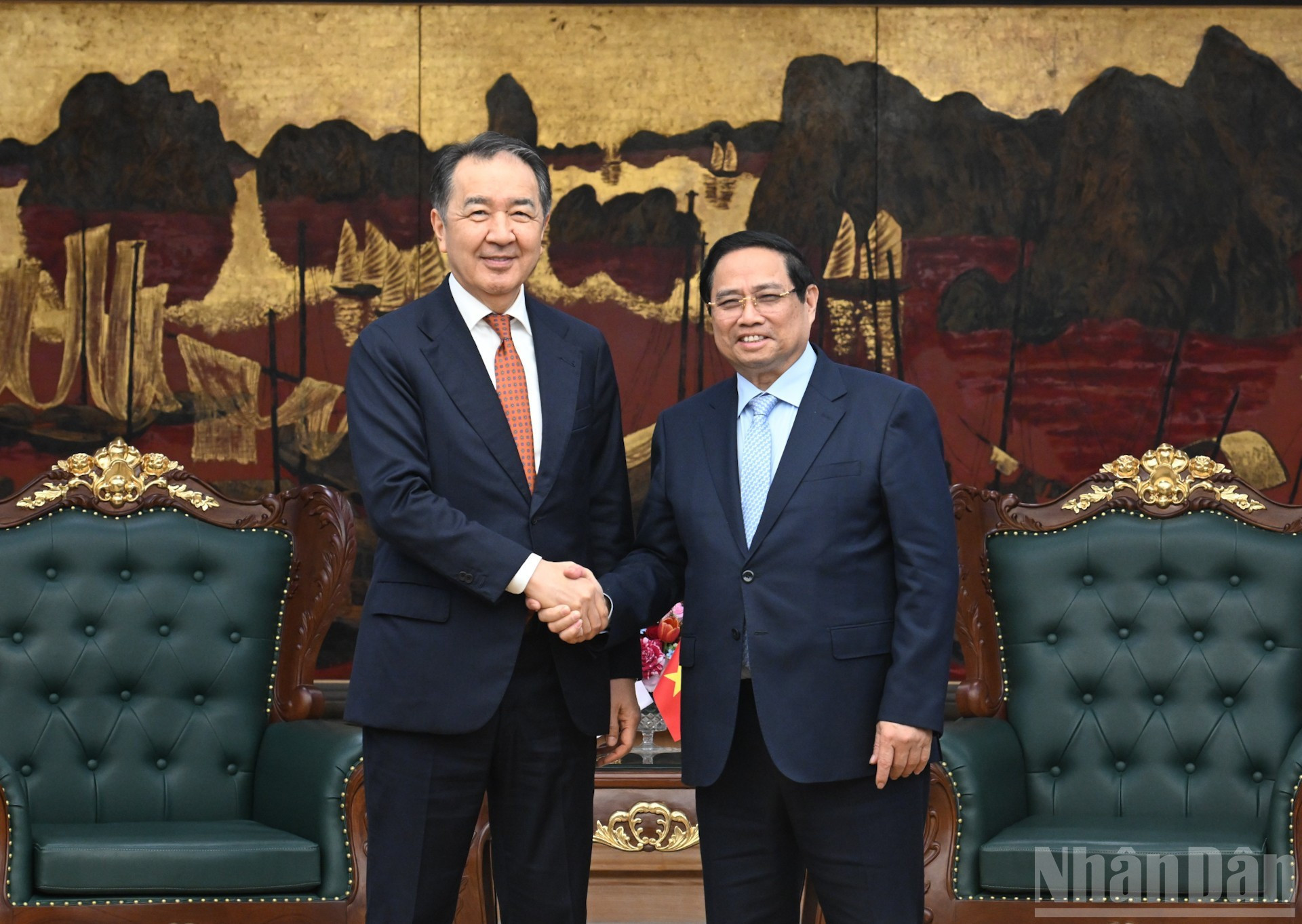Le Premier ministre Pham Minh Chinh reçoit le président du Conseil de la Commission économique eurasiatique, Bakytzhan Sagintayev. Photo: NDEL