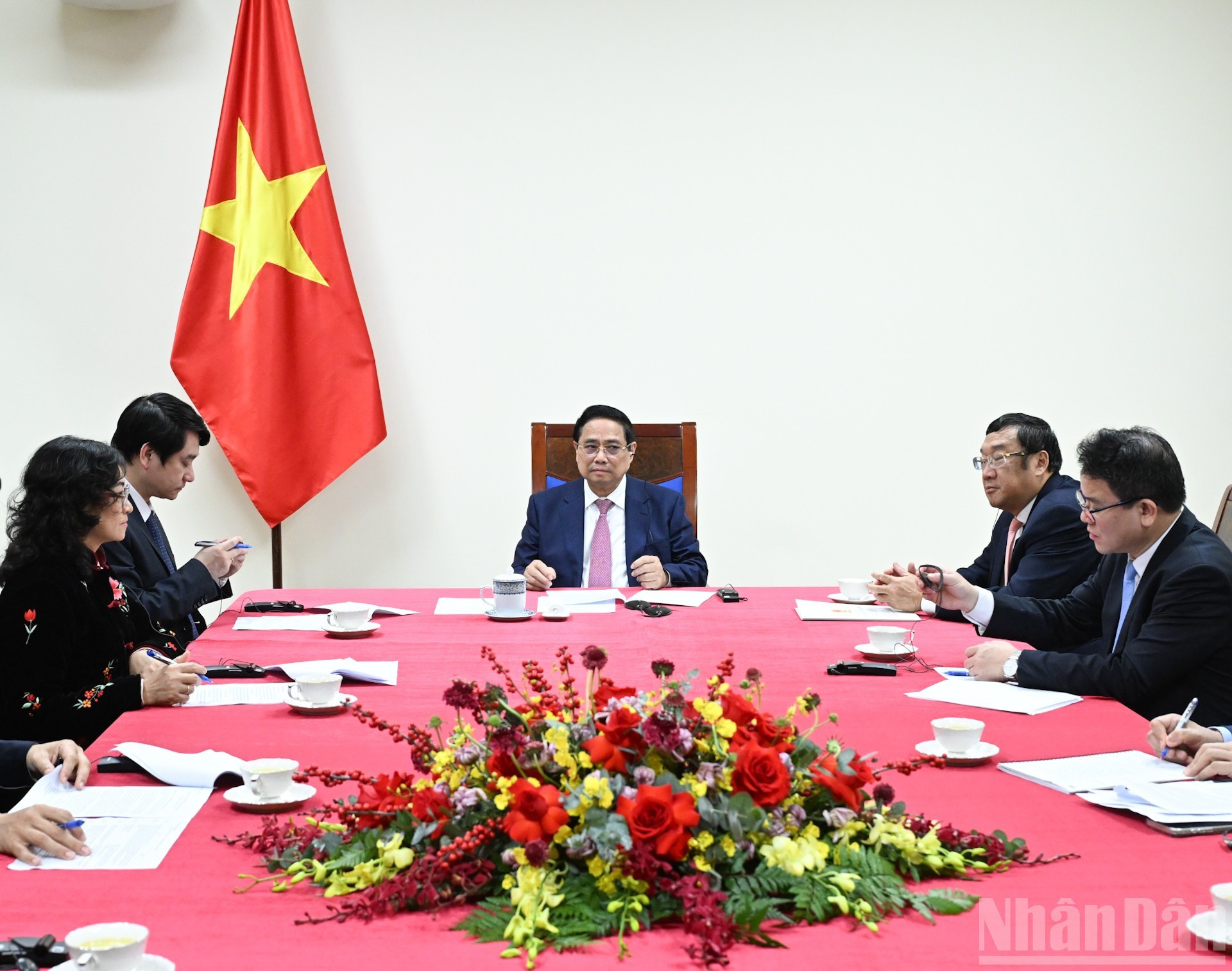 Le Premier ministre Pham Minh Chinh lors de son entretien téléphonique avec le Président angolais João Manuel Gonçalves Lourenço. Photo: NDEL