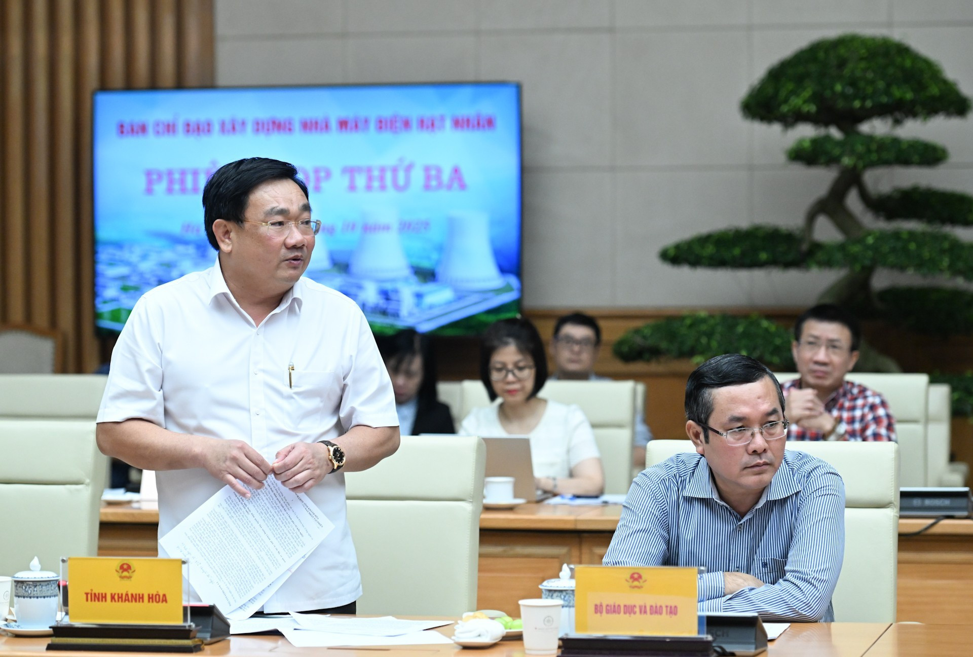 Le vice-président du Comité populaire de la province de Khanh Hoa, Trinh Minh Hoang, prend la parole lors de la réunion. Photo : NDEL image-7.jpg