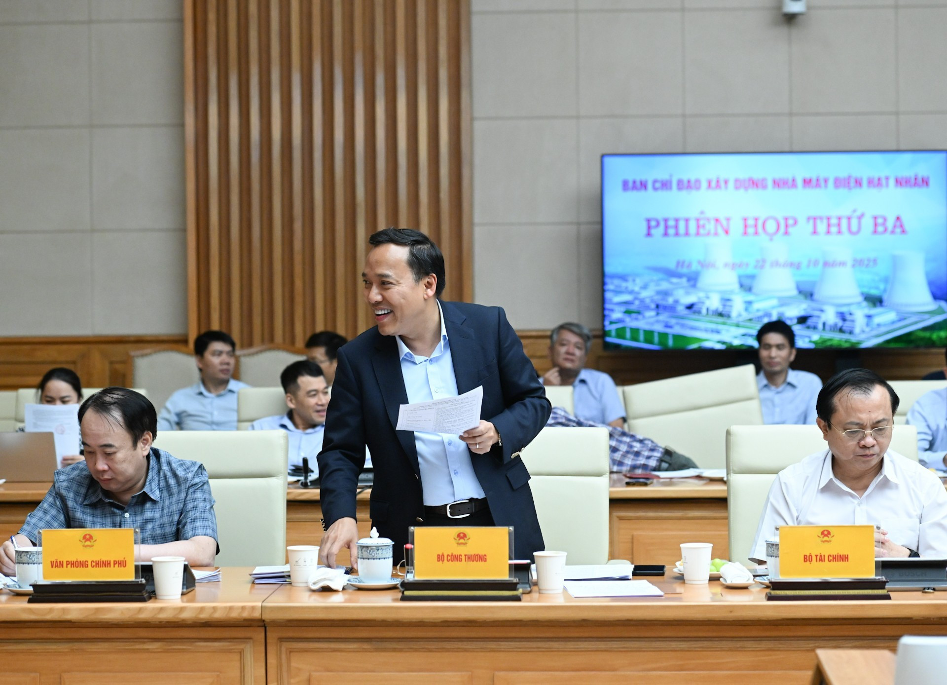 Le vice-ministre de l'Industrie et du Commerce, Nguyen Hoang Long, fait le point sur l’avancement du projet de centrale nucléaire. Photo : NDEL image-6.jpg