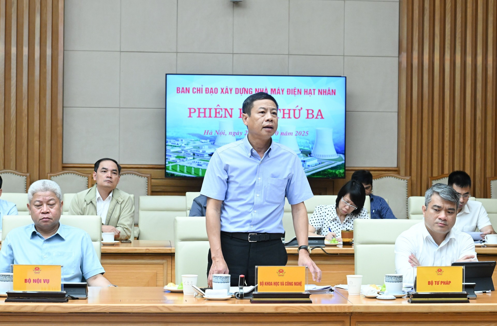 Le vice-ministre de la Science et de la Technologie, Le Xuan Dinh, prend la parole lors de la réunion. Photo : NDEL image-8.jpg