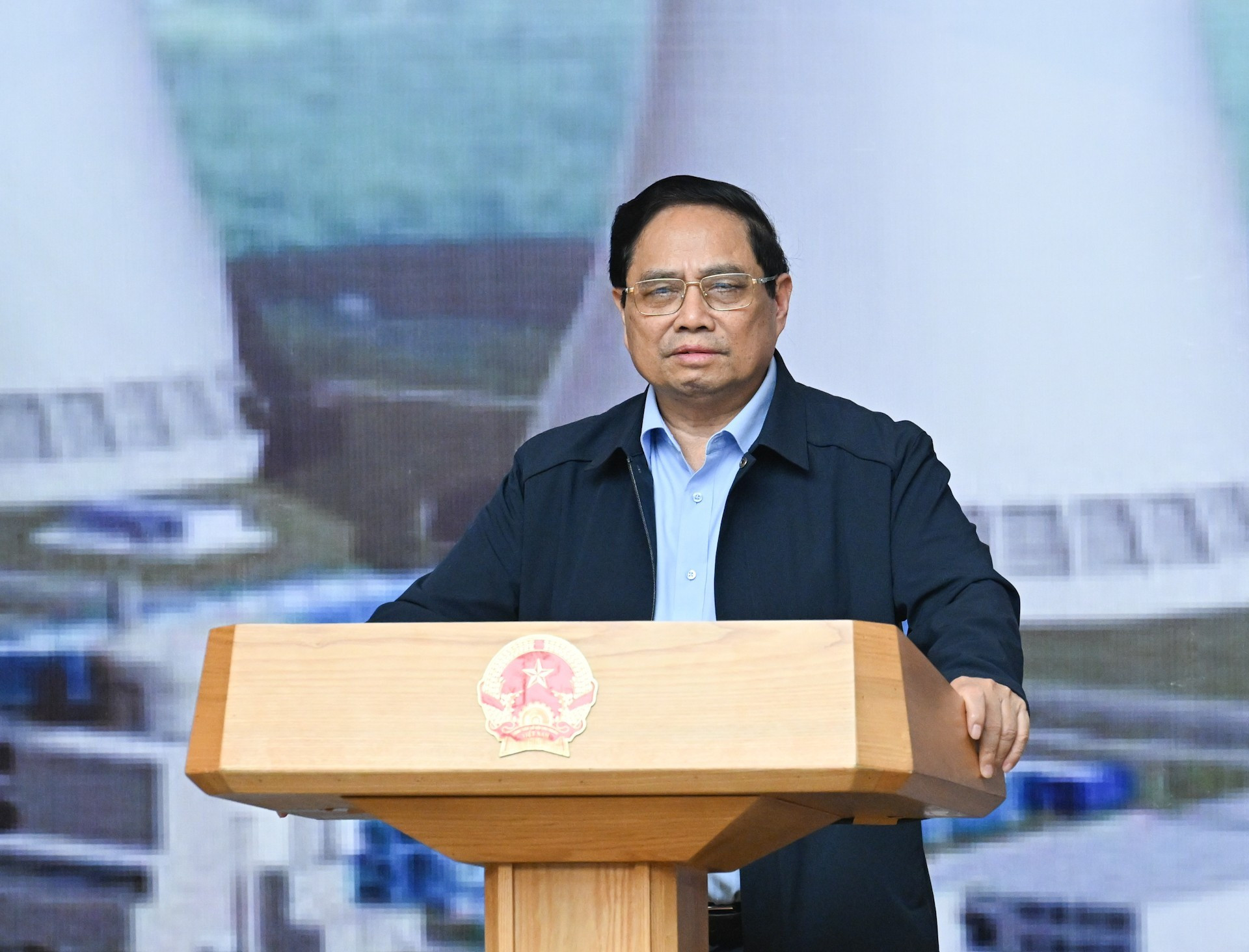 Le Premier ministre Pham Minh Chinh, chef du Comité de pilotage pour la construction de la centrale nucléaire, prend la parole lors de la troisième réunion du Comité. Photo: NDEL
