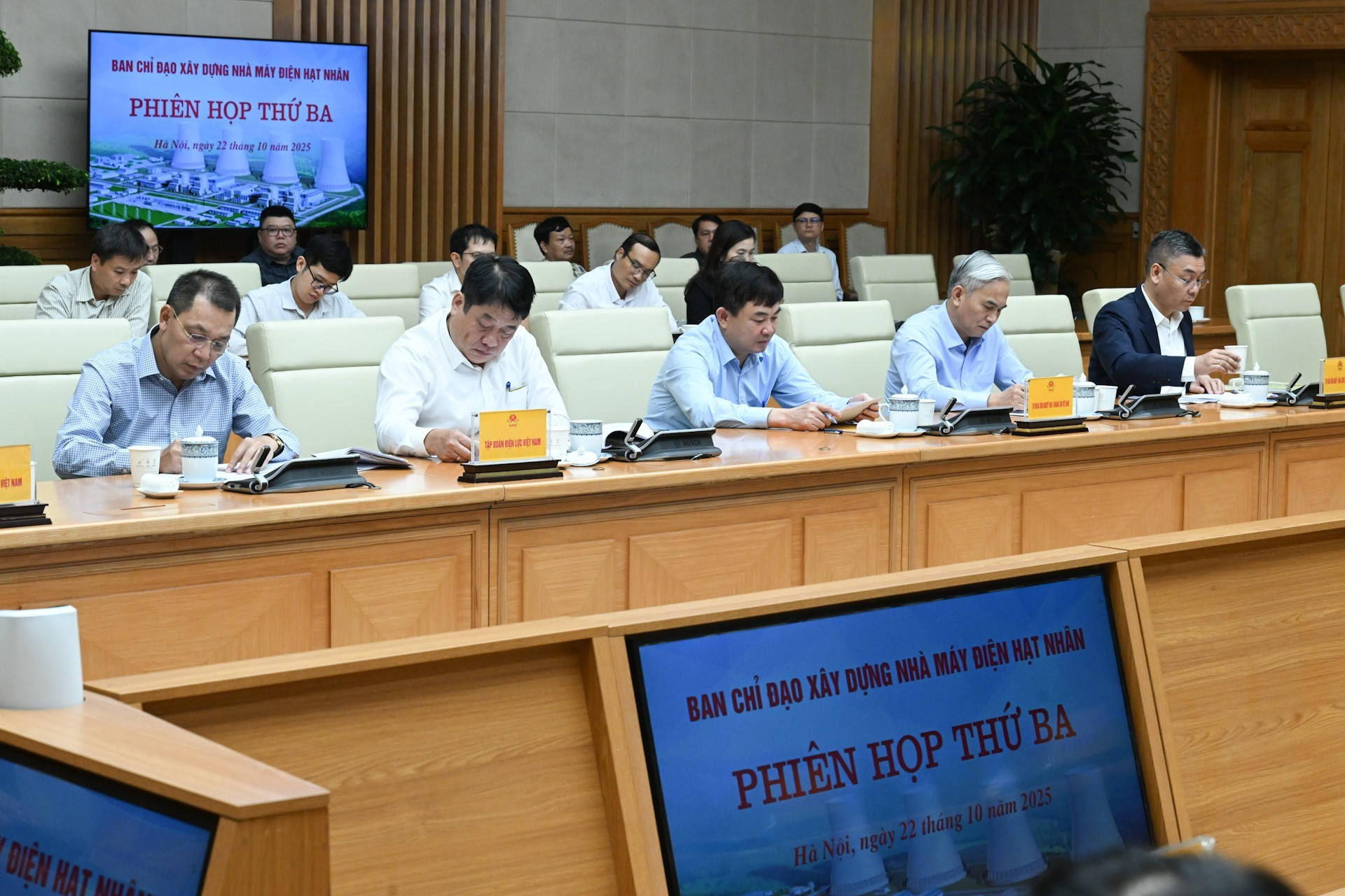 Les délégués participent à la troisième réunion du Comité de pilotage pour la construction de la centrale nucléaire. Photo : NDEL image-5.jpg