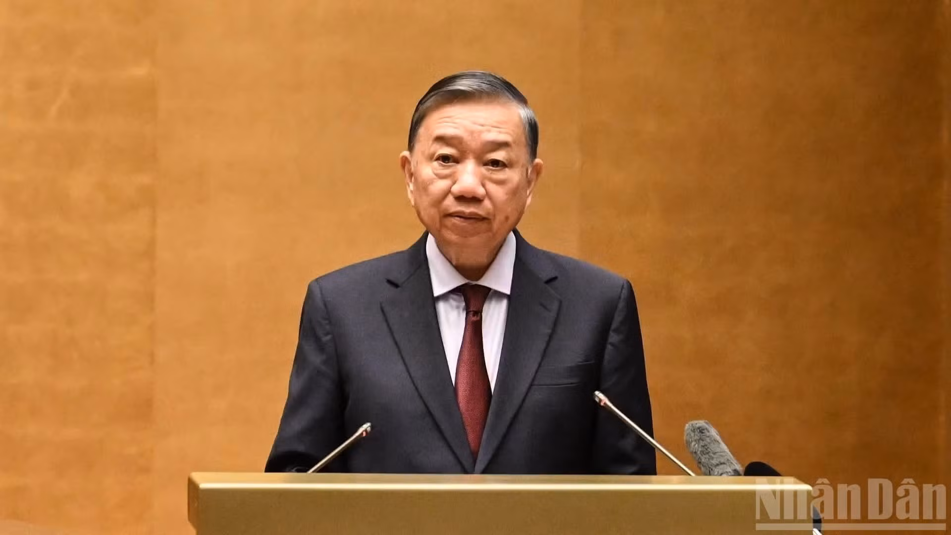 Le secrétaire général du Parti et président de la République To Lam prononce un discours. Photo: NDEL