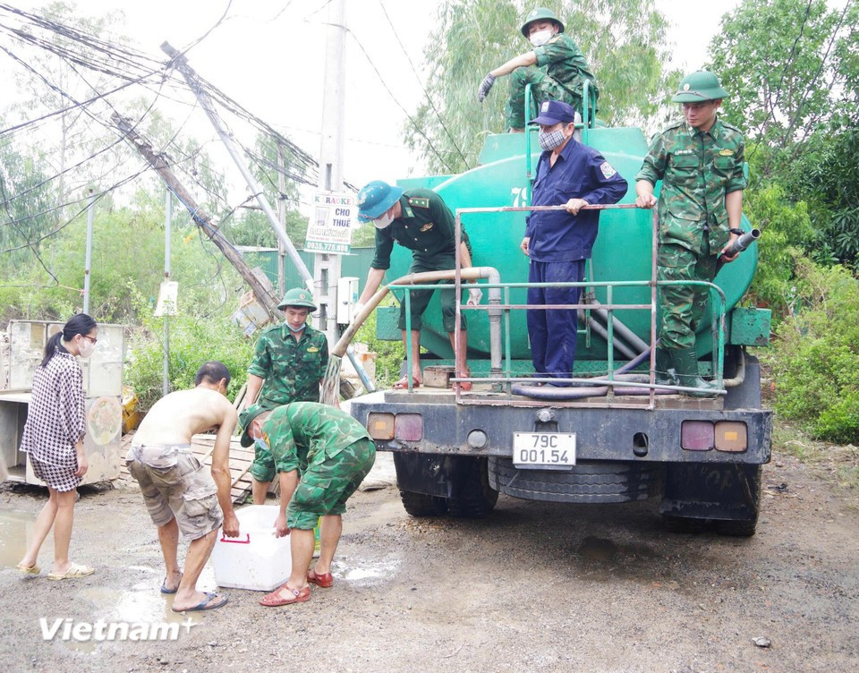Le 24 novembre, le poste de gardes-frontières au port de Nha Trang, relevant du commandement des gardes-frontières de Khanh Hoa, a continué de déployer de nombreuses activités pour soutenir les personnes touchées par les récentes pluies et inondations. Photo : VNA