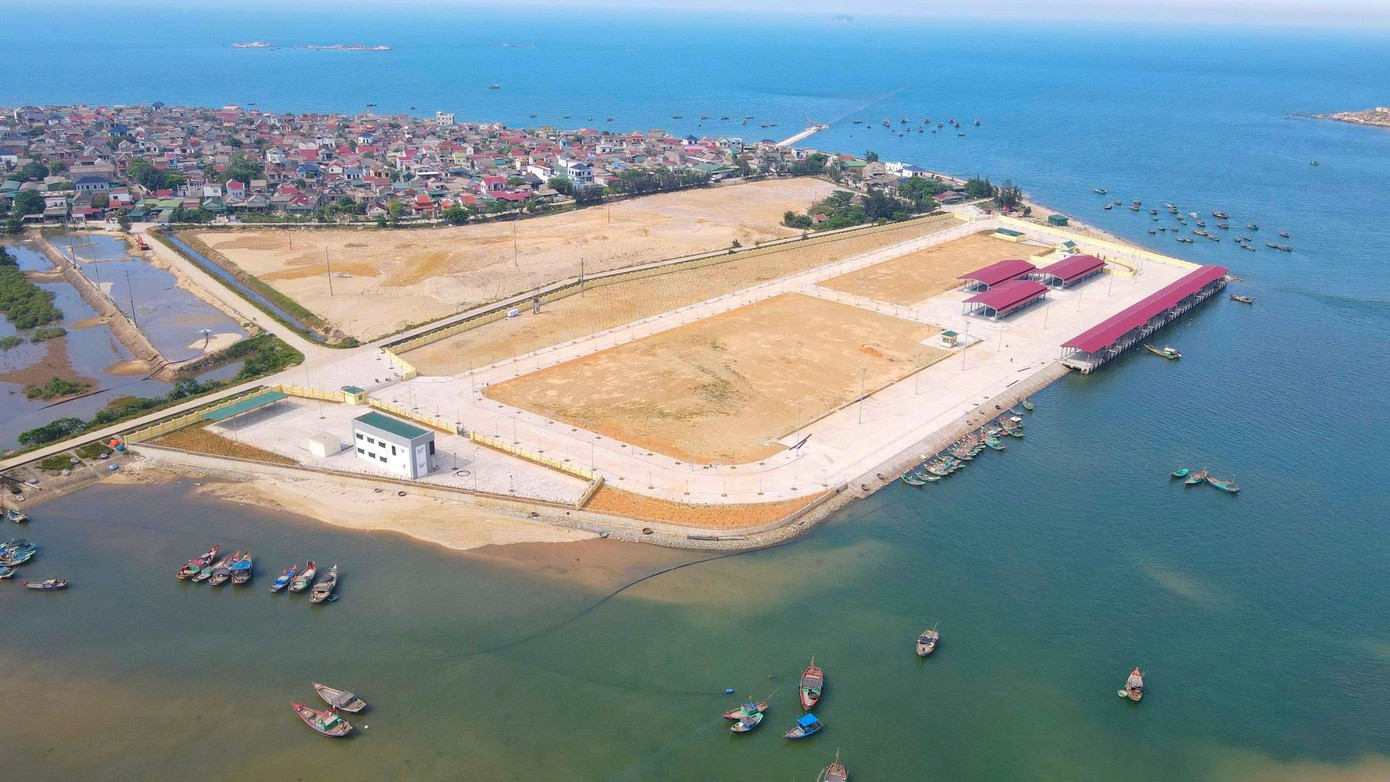 Le port de pêche de Cua Nhuong a été mis en chantier début 2024, achevé et officiellement mis en service le 20 novembre. L'ouvrage, dont le montant total d'investissement s'élève à 280 milliards de dôngs, a été construit sur un terrain de 5 hectares, répondant aux critères d'un port de pêche de catégorie II selon la Loi sur les produits aquatiques. Photo: tienphong
