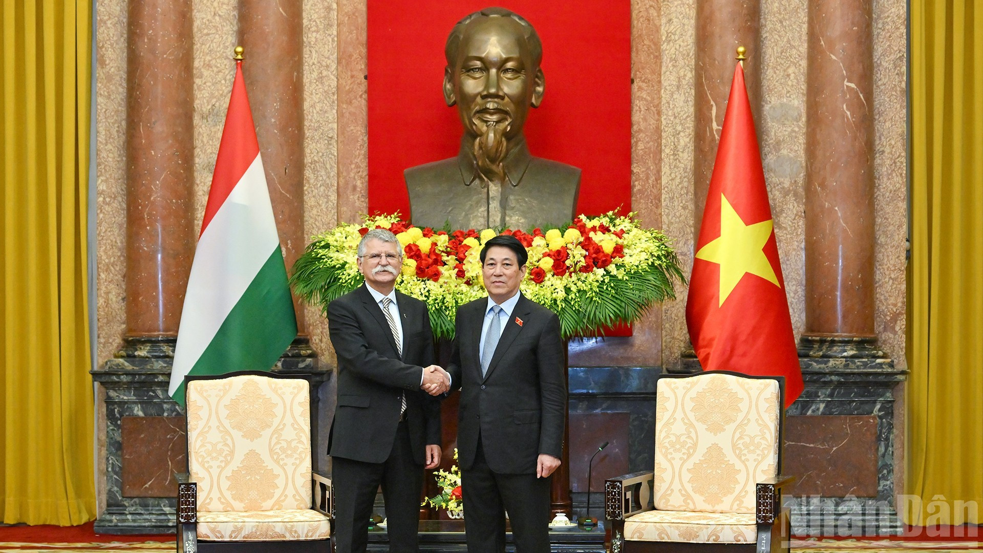 Le président vietnamien Luong Cuong (à droite) et le président du Parlement hongrois, László Kövér. Photo: NDEL