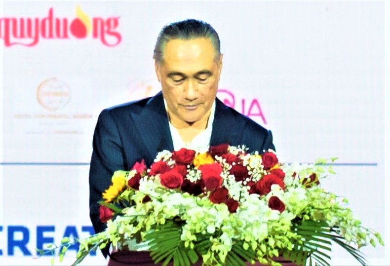 M. Lemi Ponifasio, venu de Nouvelle-Zélande, ambassadeur du théâtre de l'ITI prend la parole au gala de rencontre des artistes vietnamiens et internationaux. Photo : Minh Khang Media/NDEL. M. Lemi Ponifasio, venu de Nouvelle-Zélande, ambassadeur du théâtre de l'ITI prend la parole au gala de rencontre des artistes vietnamiens et internationaux. Photo : Minh Khang Media/NDEL.