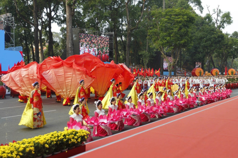 Un numéro artistique dans le cadre du programme de célébration. Photo : VNA.