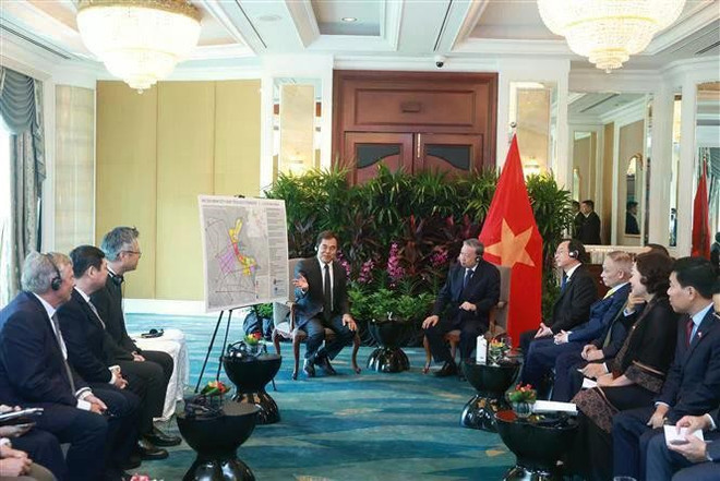 Panorama de la rencontre entre le secrétaire général du PCV, Tô Lâm (droite), et Lee Chong Min, président du groupe CMIA Capital Partners. Photo : VNA. Panorama de la rencontre entre le secrétaire général du PCV, Tô Lâm (droite), et Lee Chong Min, président du groupe CMIA Capital Partners. Photo : VNA.