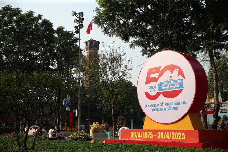 Une maquette célébrant le 50e anniversaire de la libération du Sud et de la réunification nationale dans les rues de Hanoi a été érigée sur la rue Dien Bien Phu, devant la tour du drapeau de Hanoi. Photo : VGP.