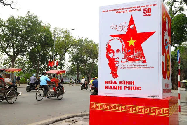 Affiches, drapeaux nationaux et drapeaux du Parti célébrant le 50e anniversaire de la libération du Sud et de la réunification nationale dans les rues de Hanoï. Photo : VGP.