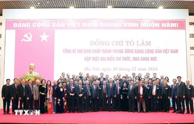Le secrétaire général du Parti communiste du Vietnam, Tô Lâm, rencontre les intellectuels et scientifiques, à Hanoi, le 30 décembre 2024. Photo : VNA. Le secrétaire général du Parti communiste du Vietnam, Tô Lâm, rencontre les intellectuels et scientifiques, à Hanoi, le 30 décembre 2024. Photo : VNA.