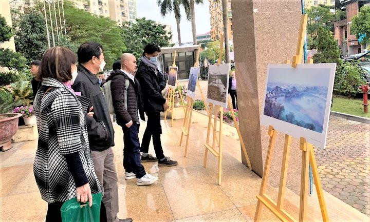 De nombreux clichés sur le pont Long Biên présentés hors de la salle d’exposition. Photo : Linh Vi/NDEL.