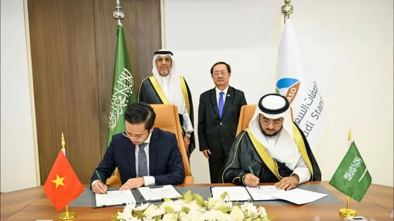 La cérémonie de signature du Programme de coopération technique entre la SASO et le STAMEQ, en présence du ministre vietnamien Huynh Thanh Dat. La cérémonie de signature du Programme de coopération technique entre la SASO et le STAMEQ, en présence du ministre vietnamien Huynh Thanh Dat.