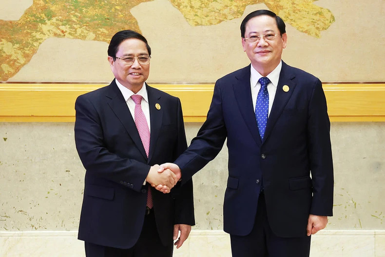 Le Premier ministre lao, Sonexay Siphandone (à gauche), président du Sommet, reçoit le Premier ministre Pham Minh Chinh (à droite). Photo : NDEL. Le Premier ministre lao, Sonexay Siphandone (à gauche), président du Sommet, reçoit le Premier ministre Pham Minh Chinh (à droite). Photo : NDEL.