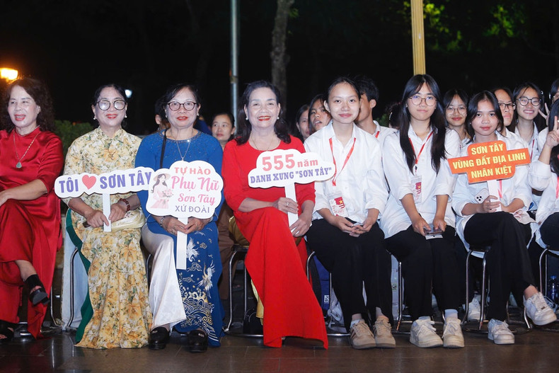 Les habitants de Son Tay assistent à l'événement. Les habitants de Son Tay assistent à l'événement.