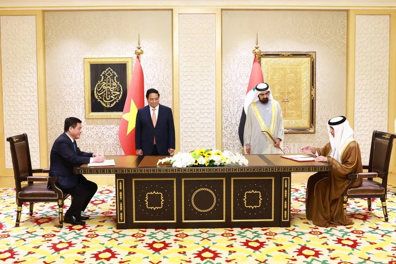Le Premier ministre Pham Minh Chinh et le vice-président et Premier ministre des Émirats arabes unis (EAU), Cheikh Mohammed bin Rashid Al Maktoumont assistent à la signature du CEPA, le premier accord de libre-échange (ALE) du Vietnam avec un pays arabe. Photo : VNA. Le Premier ministre Pham Minh Chinh et le vice-président et Premier ministre des Émirats arabes unis (EAU), Cheikh Mohammed bin Rashid Al Maktoumont assistent à la signature du CEPA, le premier accord de libre-échange (ALE) du Vietnam avec un pays arabe. Photo : VNA.