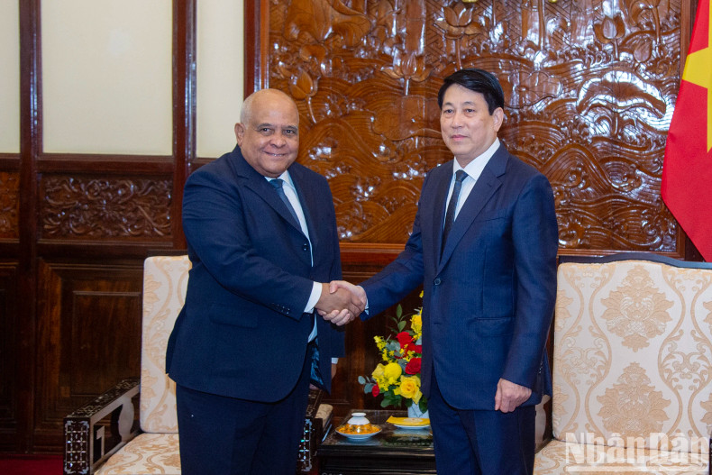 Le président Luong Cuong (à droite) serre la main de l’ambassadeur de Cuba au Vietnam Orlando Nicolás Hernández Guillén, à Hanoi, le 7 novembre. Photo : NDEL. Le président Luong Cuong (à droite) serre la main de l’ambassadeur de Cuba au Vietnam Orlando Nicolás Hernández Guillén, à Hanoi, le 7 novembre. Photo : NDEL.