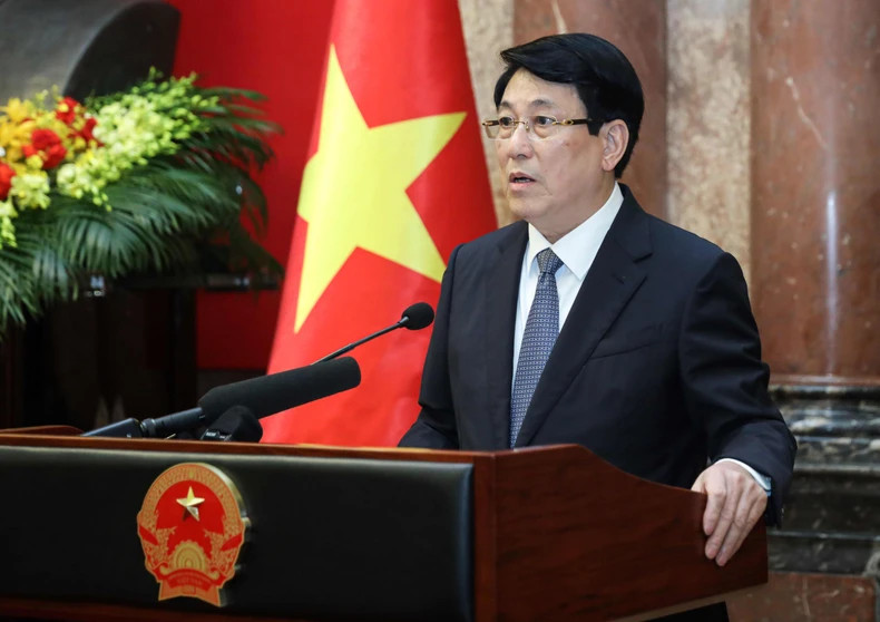 Le président du Vietnam, Luong Cuong, prend la parole. Le président du Vietnam, Luong Cuong, prend la parole.