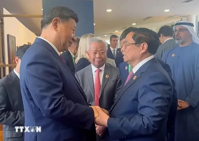 Le Premier ministre Pham Minh Chinh (à droite) rencontre le secrétaire général du Parti communiste chinois et président chinois Xi Jinping, à Rio de Janeiro, au Brésil, le 19 novembre. Photo : VNA. Le Premier ministre Pham Minh Chinh (à droite) rencontre le secrétaire général du Parti communiste chinois et président chinois Xi Jinping, à Rio de Janeiro, au Brésil, le 19 novembre. Photo : VNA.