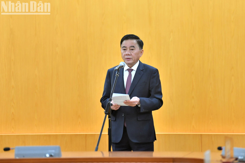 Le permanent du Secrétariat du Comité central du Parti, Trân Câm Tu, prend la parole. Le permanent du Secrétariat du Comité central du Parti, Trân Câm Tu, prend la parole.