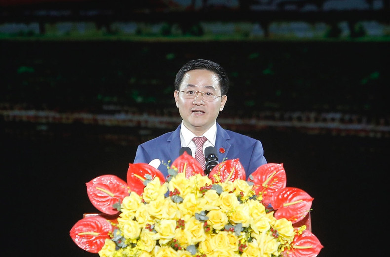 Le secrétaire du Parti de la ville de Son Tay, Tran Anh Tuan, prend la parole lors de l'événement. Le secrétaire du Parti de la ville de Son Tay, Tran Anh Tuan, prend la parole lors de l'événement.