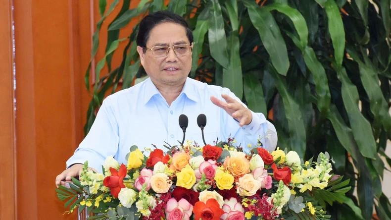 Le Premier ministre Pham Minh Chinh, membre du Politburo, chef du sous-comité socio-économique, prend la parole lors de la réunion.