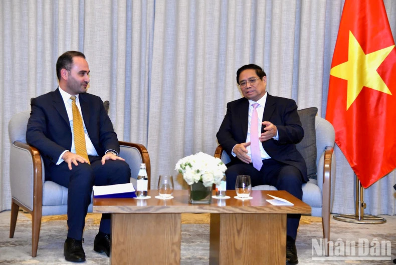 Le Premier ministre Pham Minh Chinh (à droite) reçoit Amir Ali Salemi, PDG de JTA International Holding du Qatar. Le Premier ministre Pham Minh Chinh (à droite) reçoit Amir Ali Salemi, PDG de JTA International Holding du Qatar.