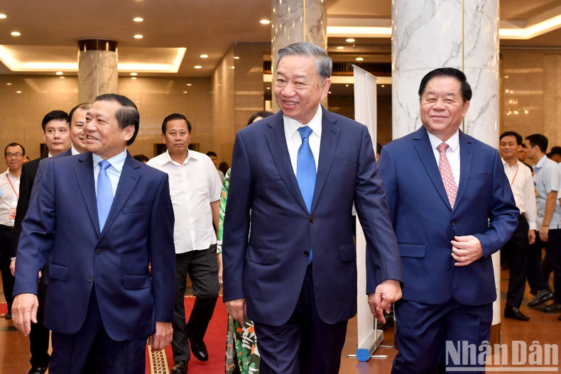 Le secrétaire général du Parti, To Lam, assiste à l'événement.