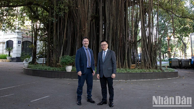 Le rédacteur en chef du journal Nhân Dân, Lê Quôc Minh (à droite) et l'ambassadeur du Pakistan au Vietnam, Kohdayar Marri. Photo : nhandan.vn Le rédacteur en chef du journal Nhân Dân, Lê Quôc Minh (à droite) et l'ambassadeur du Pakistan au Vietnam, Kohdayar Marri. Photo : nhandan.vn