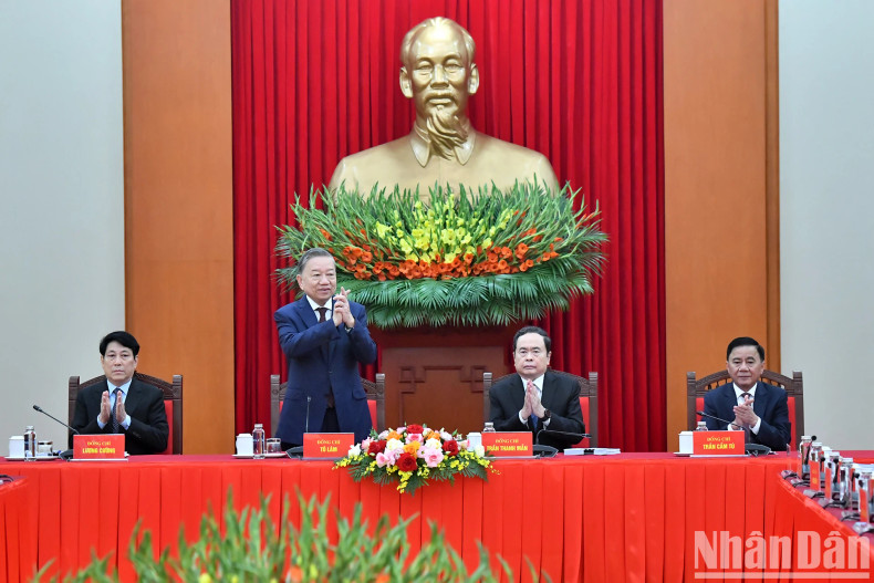 Le secrétaire général du Parti, To Lam (debout), lors de la conférence. Photo : NDEL. Le secrétaire général du Parti, To Lam (debout), lors de la conférence. Photo : NDEL.