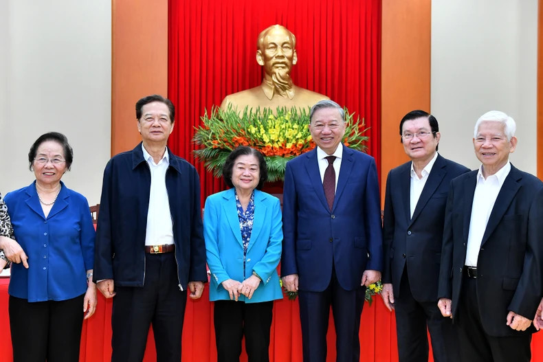 Le secrétaire général du Parti, To Lam (3e, de droite à gauche), et les anciens dirigeants vietnamiens prennent une photo lors de la conférence. Photo : NDEL. Le secrétaire général du Parti, To Lam (3e, de droite à gauche), et les anciens dirigeants vietnamiens prennent une photo lors de la conférence. Photo : NDEL.