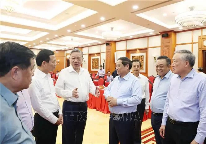 Le secrétaire général du Parti communiste du Vietnam (PCV), To Lam (2e à partir de la gauche), et des délégués lors de la séance de travail. Photo : VNA.