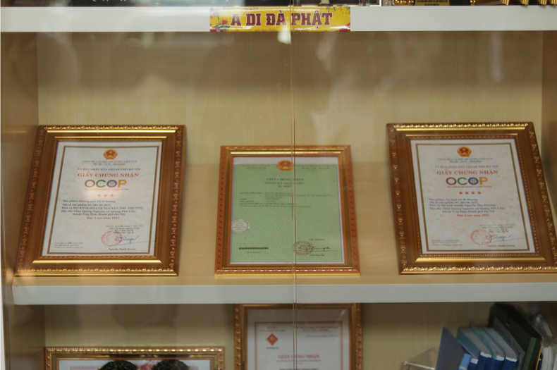 Le certificat OCOP est la preuve de la contribution et de la passion de la famille de Mme Phuong pour ce métier traditionnel. Photo : Phuong Trang.