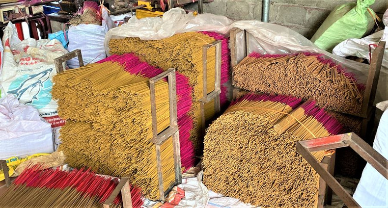 Des bouquets de bâtonnets d’encens sont prêts à être transportés chez les clients. Photo : Phuong Trang.