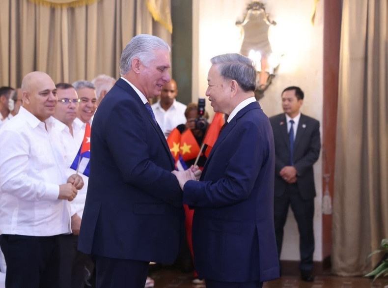 Le secrétaire général du Comité central du Parti communiste du Vietnam et président vietnamien To Lam (à droite) et le premier secrétaire du Comité central du Parti communiste de Cuba et président cubain Miguel Díaz Canel Bermudez. Photo : VNA. Le secrétaire général du Comité central du Parti communiste du Vietnam et président vietnamien To Lam (à droite) et le premier secrétaire du Comité central du Parti communiste de Cuba et président cubain Miguel Díaz Canel Bermudez. Photo : VNA.