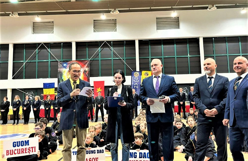 L’ambassadeur Dô Duc Thành (1er, à gauche) prend la parole lors de l’événement. L’ambassadeur Dô Duc Thành (1er, à gauche) prend la parole lors de l’événement.