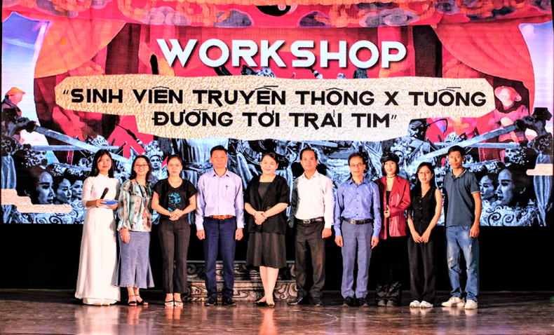 Les participants prennent des photos des imprimés de l’atelier. Photo : Minh Thu. Les participants prennent des photos des imprimés de l’atelier. Photo : Minh Thu.