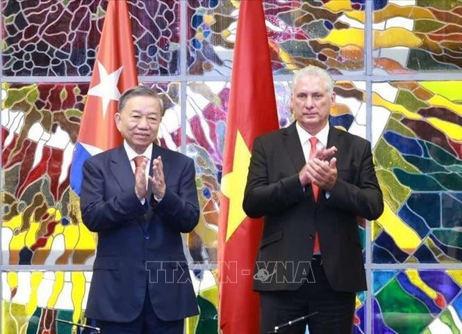 Le secrétaire général du Comité central du Parti communiste du Vietnam et président vietnamien To Lam (à gauche) et le premier secrétaire du Comité central du Parti communiste de Cuba et président cubain Miguel Díaz Canel Bermudez à la cérémonie de signature d'accords de coopération. Photo : VNA. Le secrétaire général du Comité central du Parti communiste du Vietnam et président vietnamien To Lam (à gauche) et le premier secrétaire du Comité central du Parti communiste de Cuba et président cubain Miguel Díaz Canel Bermudez à la cérémonie de signature d'accords de coopération. Photo : VNA.