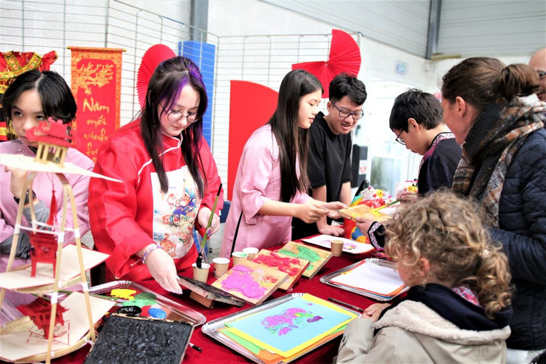 Stand de présentation de la culture vietnamienne est toujours très fréquenté.