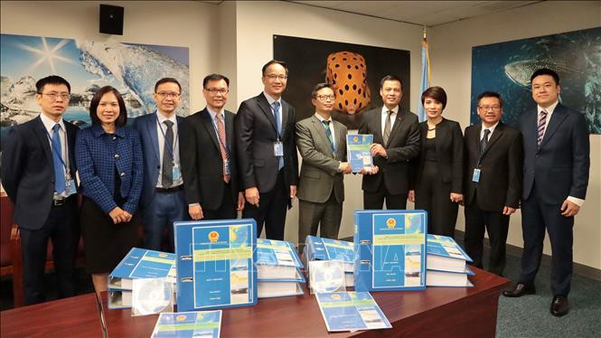 Dans la matinée du 17 juillet 2024 (heure locale), au siège des Nations Unies à New York, aux États-Unis, le Vietnam a officiellement présenté sa Soumission sur les limites du plateau continental élargi au-delà de 200 milles marins concernant la zone centrale de la Mer Orientale à la Commission des limites du plateau continental. Photo : VNA. Dans la matinée du 17 juillet 2024 (heure locale), au siège des Nations Unies à New York, aux États-Unis, le Vietnam a officiellement présenté sa Soumission sur les limites du plateau continental élargi au-delà de 200 milles marins concernant la zone centrale de la Mer Orientale à la Commission des limites du plateau continental. Photo : VNA.