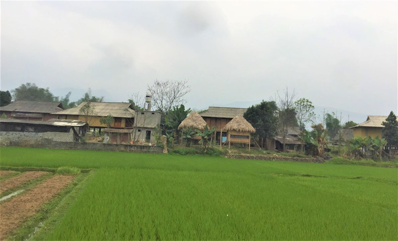 Le village de Sà Rèn. Photo : Dô Tuê/NDEL. Le village de Sà Rèn. Photo : Dô Tuê/NDEL.