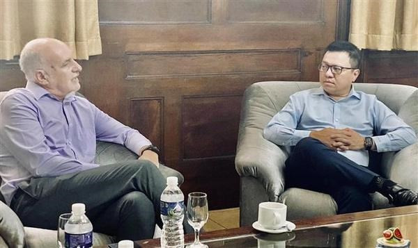 Le rédacteur en chef du journal Nhân Dân, Lê Quôc Minh (à droite) et le président de de l'Association des journalistes cubains, Ricardo Ronquillo Bello. Photo : VNA. Le rédacteur en chef du journal Nhân Dân, Lê Quôc Minh (à droite) et le président de de l'Association des journalistes cubains, Ricardo Ronquillo Bello. Photo : VNA.