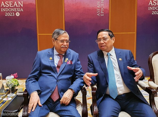 Le Premier ministre vietnamien, Pham Minh Chinh (à droite), et le Président bangladais, Mohammed Shahabuddin, à Jakarta, en Indonésie, le 7 septembre. Photo : Journal "Monde & Vietnam".