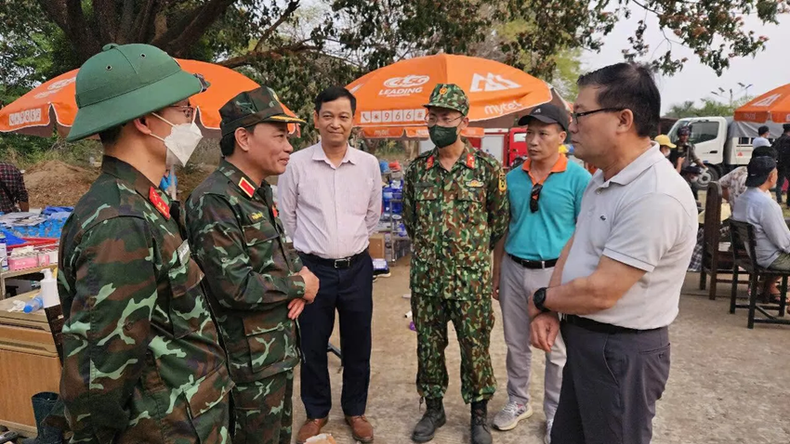 L'ambassadeur Ly Quoc Tuan échange avec le chef de la délégation vietnamienne de secours et de sauvetage sur le site du séisme au Myanmar, le 2 avril. Photo : Baoquocte. L'ambassadeur Ly Quoc Tuan échange avec le chef de la délégation vietnamienne de secours et de sauvetage sur le site du séisme au Myanmar, le 2 avril. Photo : Baoquocte.