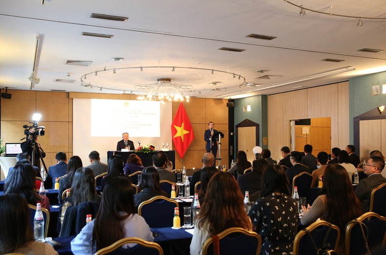 Le vice-Premier ministre permanent Nguyên Hòa Bình lors de la table ronde avec des experts financiers vietnamiens au Luxembourg. Photo: VGP.