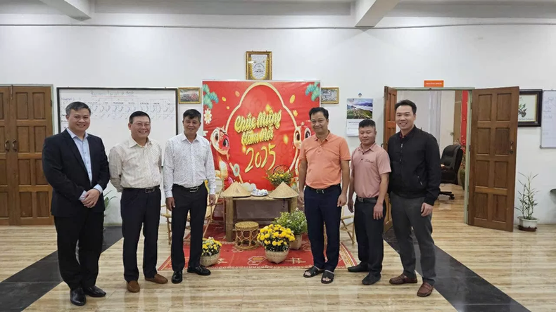 L’ambassadeur Ly Quoc Tuan visite l’entreprise Mytel dans l’État de Shan du Sud, le 1er février. Photo : Baoquocte. L’ambassadeur Ly Quoc Tuan visite l’entreprise Mytel dans l’État de Shan du Sud, le 1er février. Photo : Baoquocte.