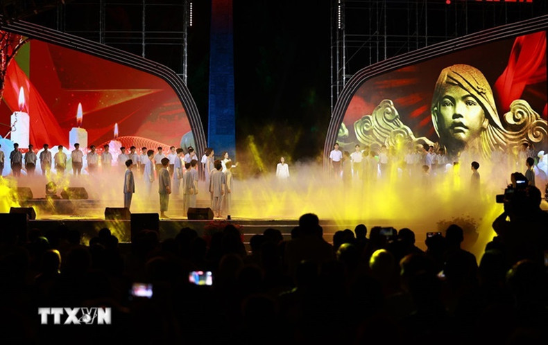 Spectacle en l'honneur du 50e anniversaire de la libération de l’île de Côn Dao. Photo : VNA.